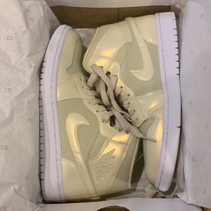 WMNS Nike air jordan 1 mid SE